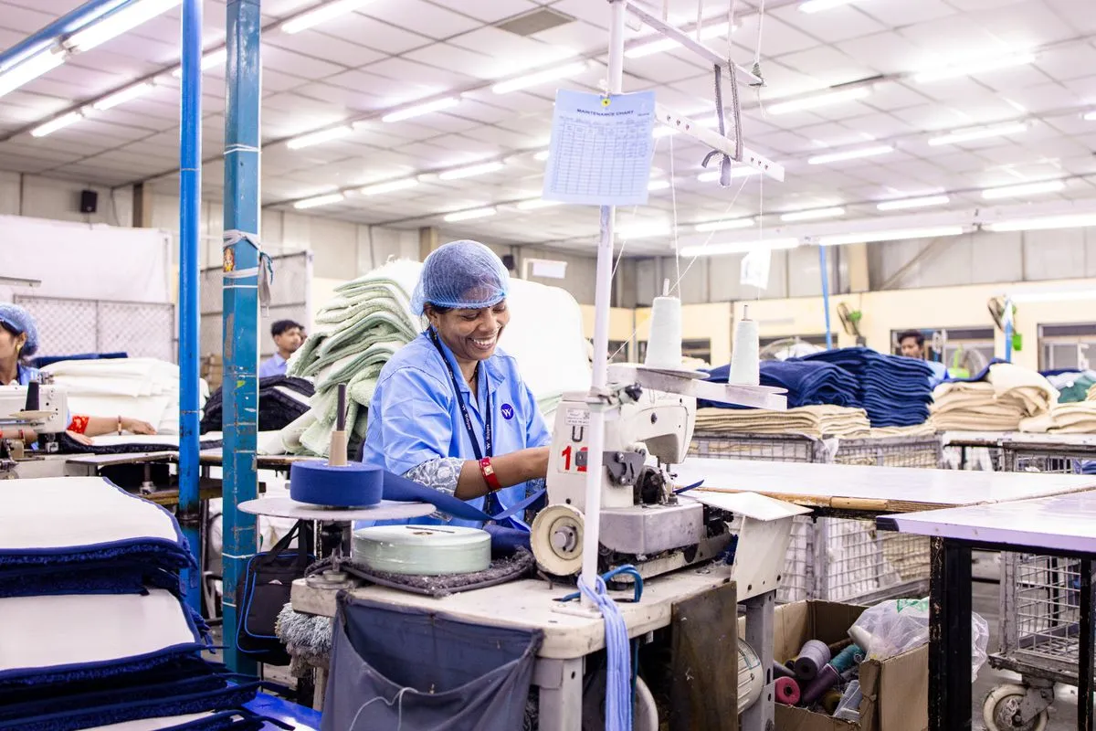 Operai su una linea di produzione in Asia
